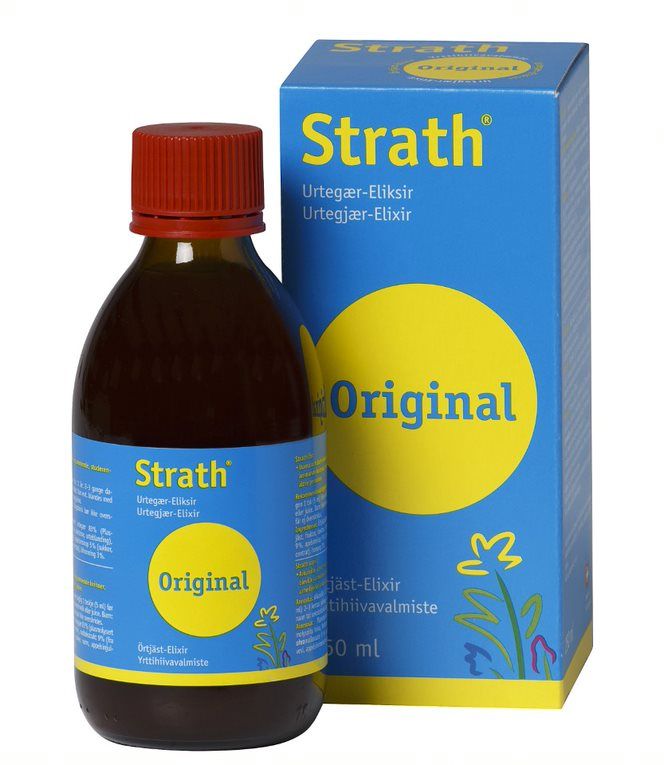 Strath Original -pullo ja pakkaus rinnakkain, ruskea lasipullo punaisella muovikorkilla, sininen-keltainen pahvirasia kukkakuvituksella alaosassa; "Strath"-nimi lihavoituna