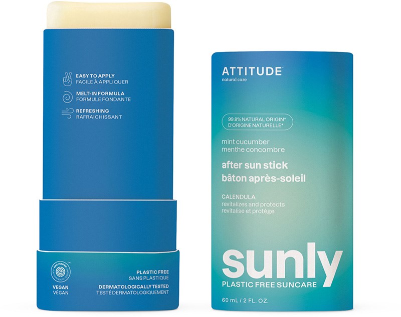 Sunly by Attitude After Sun Puikko; sininen tuubi tekstillä ”sunly”, korkki poissa paljastaen keltaisen puikon; pakkaus lieriömäinen mattapinnalla; valkoinen groteskiteksti tuubissa kertoo tuotteen ominaisuuksista, kuten after sun -puikko, minttu-kurkkutuoksu, vegaaninen, muoviton ja luonnollisesti hankitut ainesosat; tausta tasainen; ei ihmisiä tai käsiä kuvassa.