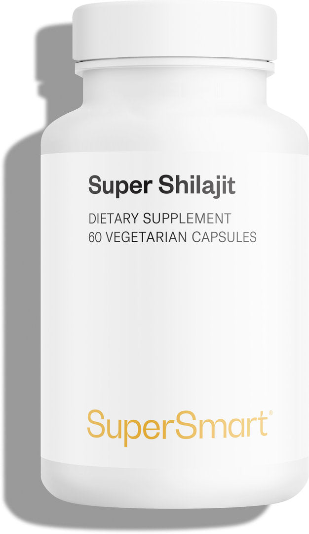 Super Shilajit; valkoinen muovipullo, sisältää 60 kasvikapselia; pullo on mattapintainen ja sylinterinmuotoinen valkoisella kierrekorkilla; etiketissä mustaa ja kultaista tekstiä yksinkertaisin kirjasimin valkoisella pohjalla; kuva studiotyylisesti yksivärisellä taustalla ilman ihmisiä tai rekvisiittaa.
