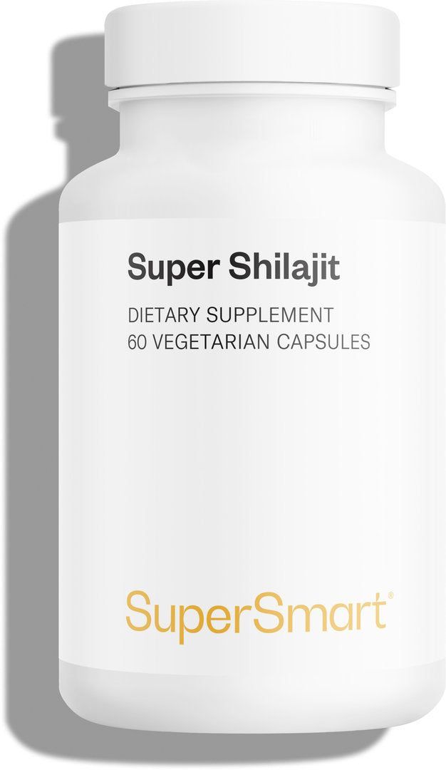 Super Shilajit; valkoinen muovipullo, sisältää 60 kasvikapselia; pullo on mattapintainen ja sylinterinmuotoinen valkoisella kierrekorkilla; etiketissä mustaa ja kultaista tekstiä yksinkertaisin kirjasimin valkoisella pohjalla; kuva studiotyylisesti yksivärisellä taustalla ilman ihmisiä tai rekvisiittaa.