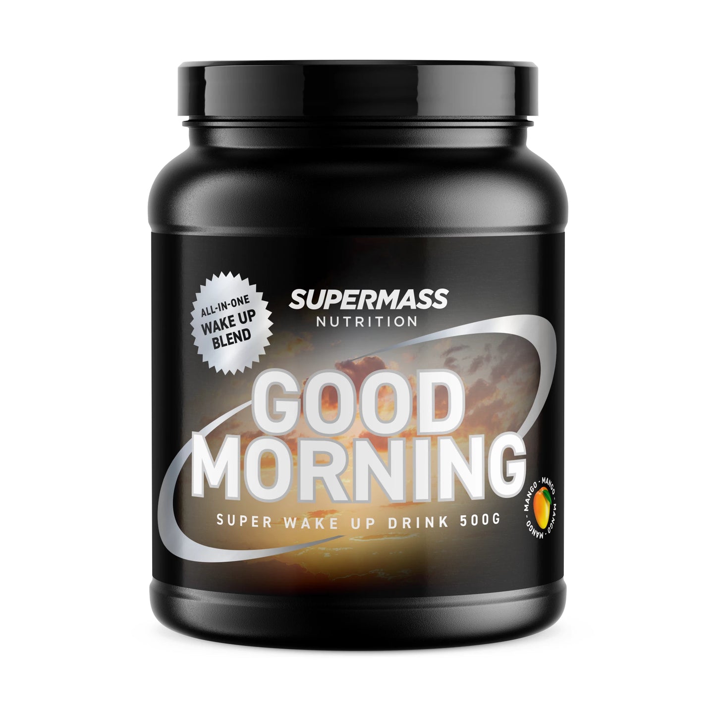 Supermass Nutrition Good Morning -herätysjuomajauhe, maku Mango; musta lieriömäinen muovipurkki mattapinnalla; etiketissä tyylitelty kaupunkisiluetti, keltainen aurinko ja teksti Good Morning Super Wake Up Drink 500g sekä All-in-one wake up blend, valkoista ja oranssia tekstiä harmaalla pohjalla; vaalea tausta.