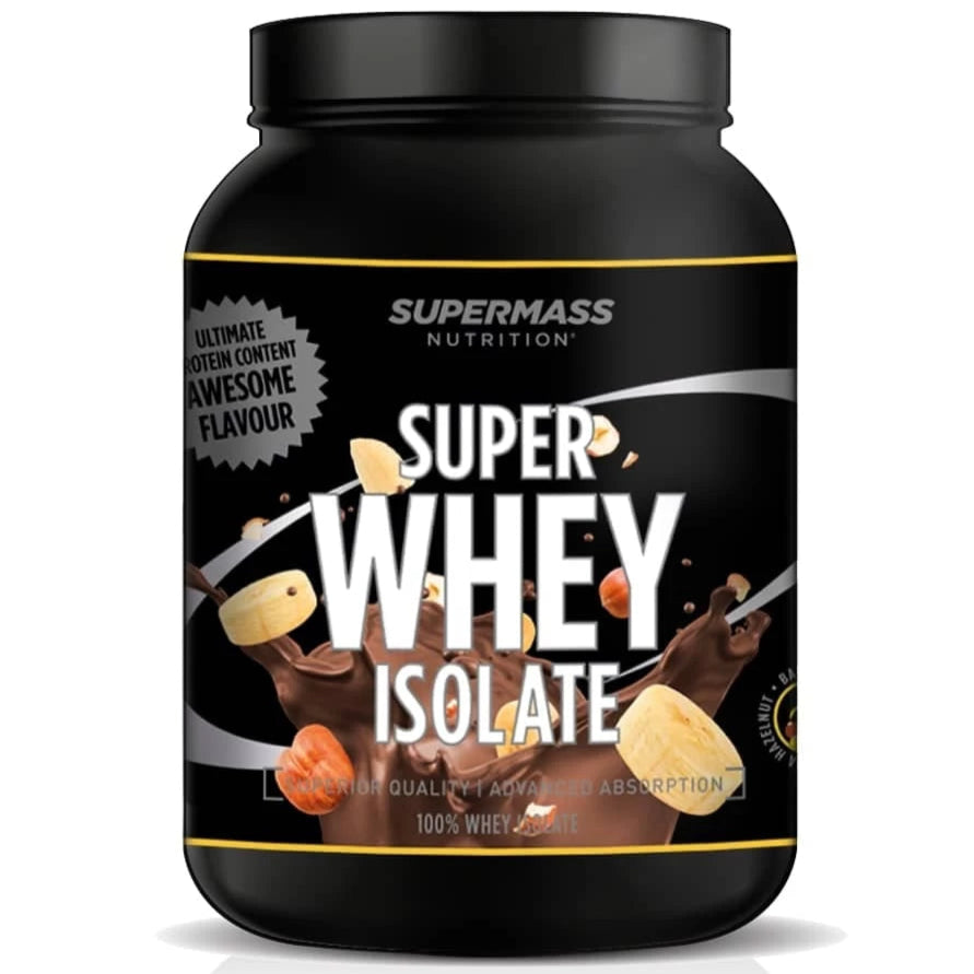 Supermass Nutrition SUPER WHEY ISOLATE Banana-Hazelnut; musta muoviastia Supermass Nutrition Super Whey Isolate -proteiinijauhetta mattapinnalla ja sylinterinmuotoinen; etiketissä realistisia roiskeita suklaasta, banaanista ja maapähkinästä; huomattava groteskiteksti kertoo ”Ultimate Protein Content” ja ”Powerful Flavour”; tausta valkoinen, ei ihmisiä tai muita esineitä näkyvissä.