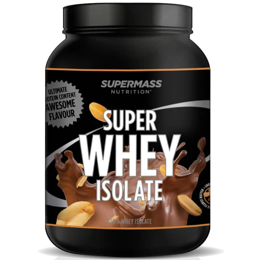 Supermass Nutrition SUPER WHEY ISOLATE Chocolate Peanut Butter; musta, sylinterinmuotoinen muoviastia kiiltäväpinnalla; etuetiketissä lukee Super Whey Isolate, mukana suklaaroiske- ja maapähkinäkuvitus; merkin nimi Supermass Nutrition; etiketissä lukee ”Ultimate Protein Content” ja ”Awesome Flavour”; ei ihmisiä tai käsiä näkyvissä; yksinkertainen studiotausta, lähikuva tuotteesta.