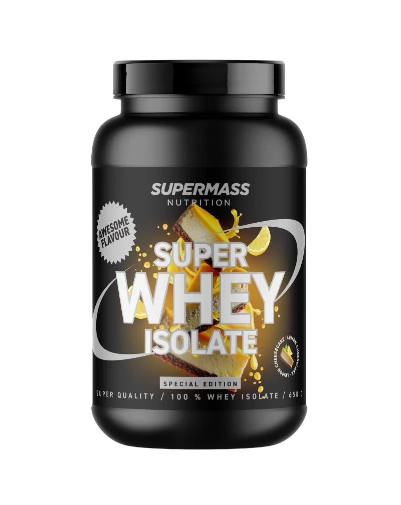 Supermass Nutrition SUPER WHEY ISOLATE Lemon Cheesecake; musta astia SuperMass Nutrition Super Whey Isolate -proteiinijauhetta, kuvituksena sitruunajuustokakku, merkintä ”Awesome Flavour” sekä lihavaa keltaista ja valkoista tekstiä hyvän maun korostamiseksi etupuolella; sylinterinmuotoinen muoviastia mattapinnalla ja mustalla kierrekannella; typografiset elementit ovat lihavia ja suuraakkosia; tausta yksivärinen, ei ihmisiä kuvassa; suora tuotekuva.