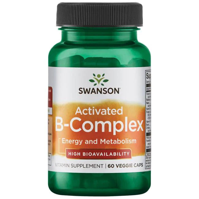 Swanson Activated B-Complex; vihreä Swanson Activated B-Complex -vitamiinipullo mustalla muovikorkilla, pinta kiiltävä; pullo sylinterin muotoinen, etiketti valkoisella pohjalla vihrein ja kultaisin korostuksin, lihavoitu groteskiteksti kertoo tuotenimen, energian ja aineenvaihdunnan tuen sekä 60 kasvikapselia; ei ihmisiä, tasainen tausta, tavanomainen edestä otettu tuotekuva.
