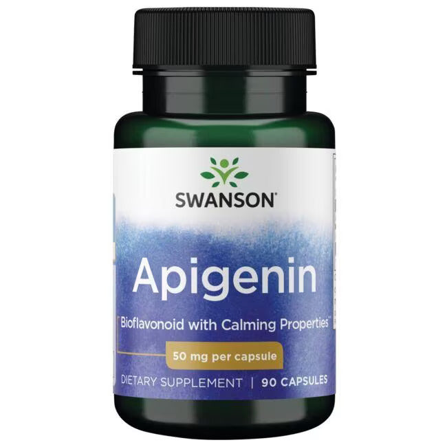 Swanson Apigenin 50 mg; pullo apigeniinilisäravinnetta, 90 kapselia, kukin sisältää 50 mg; astia on sylinterinmuotoinen ja vihreä kiiltävällä tummanvihreällä kierrekorkilla; etiketti on valko-keltainen mustalla ja vihreällä groteskitekstillä; etiketissä Swanson-logo, tuotenimi, annostus, kapselimäärä ja kuvaus rauhoittavista ja rentouttavista ominaisuuksista; kuvattu valkoisella taustalla studiokuvassa, ei ihmisiä tai käsiä näkyvissä.