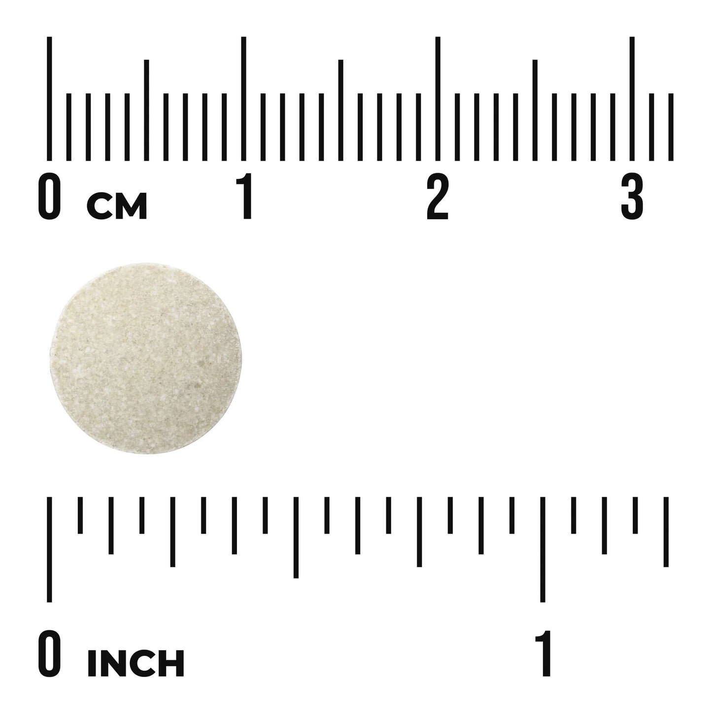 Swanson Kelp Iodine Source; pyöreä beige tabletti aseteltu sentti- ja tuumamerkinnöin varustettujen viivainten viereen, osoittaen ravintolisän noin 1,3 senttimetrin eli 0,5 tuuman halkaisijan; tabletissa matta pinta ilman näkyvää painantaa tai etikettitekstiä; ei pakkausta, käsiä tai ihmisiä kuvassa; taustapinta tasainen ja vaaleasävyinen, kuvattu suoraan ylhäältä.