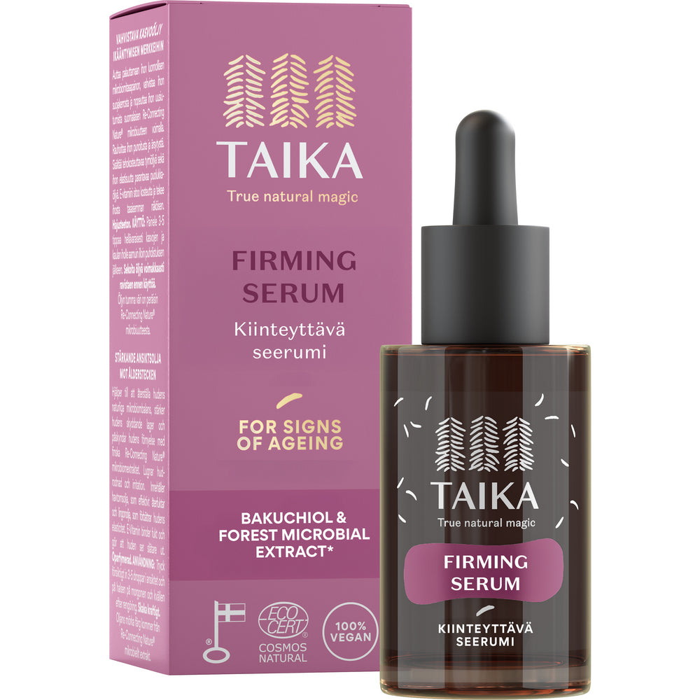 Taika Kiinteyttävä Seerumi; pullo Taika Firming Serum -seerumia tippapipetillä ja vastaava pakkaus; pullo lieriömäinen mattapinnalla, tippapipetissä valkoinen kansi; laatikko ja etiketti pääväreinä violetti ja valkoinen, yksinkertainen groteskitypografia; etikettiteksti mainitsee luonnolliset ainesosat, vegaanisertifioinnin ja ikääntymistä ehkäisevät hyödyt; tausta valkoinen.