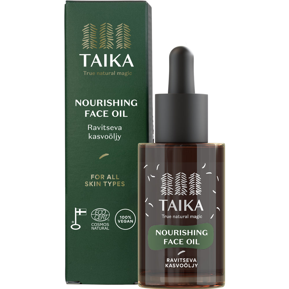 Taika Ravitseva Kasvoöljy; pullo ja pakkaus Taika Nourishing Face Oil -kasvoöljyä, merkitty kaikille ihotyypeille sopivaksi, 100 % vegaaniseksi ja luonnolliseksi; molemmat esineet raikkaan vihreitä valkoisin groteskitekstein; pakkauksessa hienovaraisia lehtikuvituksia; pinta mattapintainen; ei ihmisiä tai käsiä; kuvattu neutraalilla taustalla tavanomaisessa tuotekuvassa.