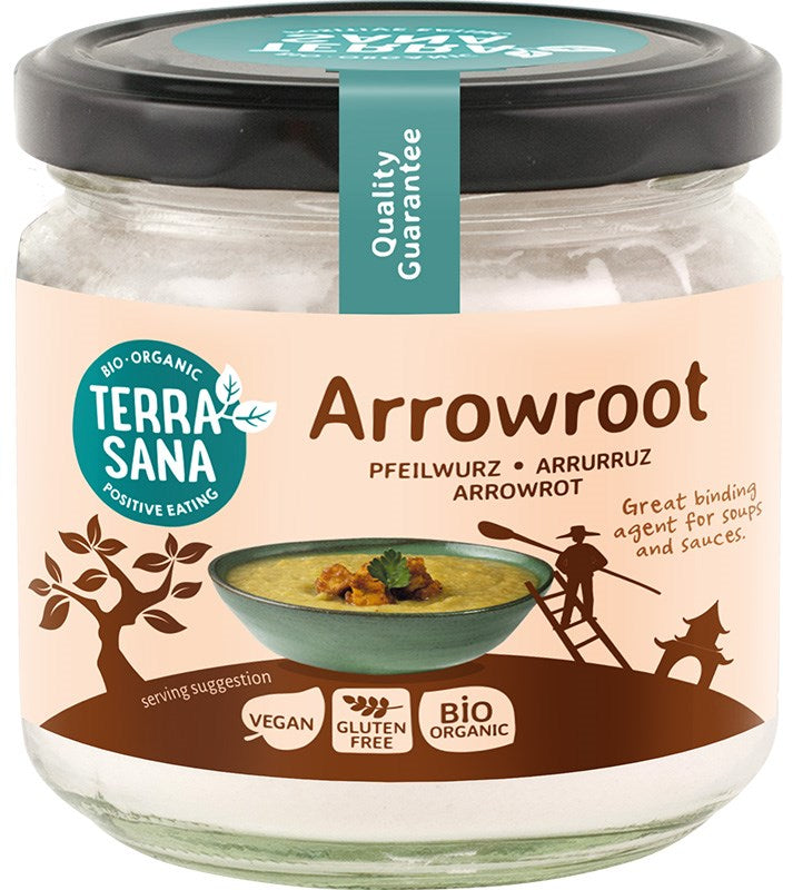 TerraSana Luomu Arrowjuurijauhe, purkki merkitty "Terra Sana Arrowroot" keittokulhon, maanviljelijän siluetin ja kuvakkeiden kera, jotka ilmoittavat tuotteen vegaaniseksi, gluteenittomaksi ja luomuksi; etiketti korostaa nuolijuuren toimivan erinomaisena sakeuttajana keitoille ja kastikkeille; purkki kirkasta lasia sinisellä mattapintaisella kierrekannella ja valkoisella etiketillä groteskityppografiaa käyttäen; tausta valkoinen.