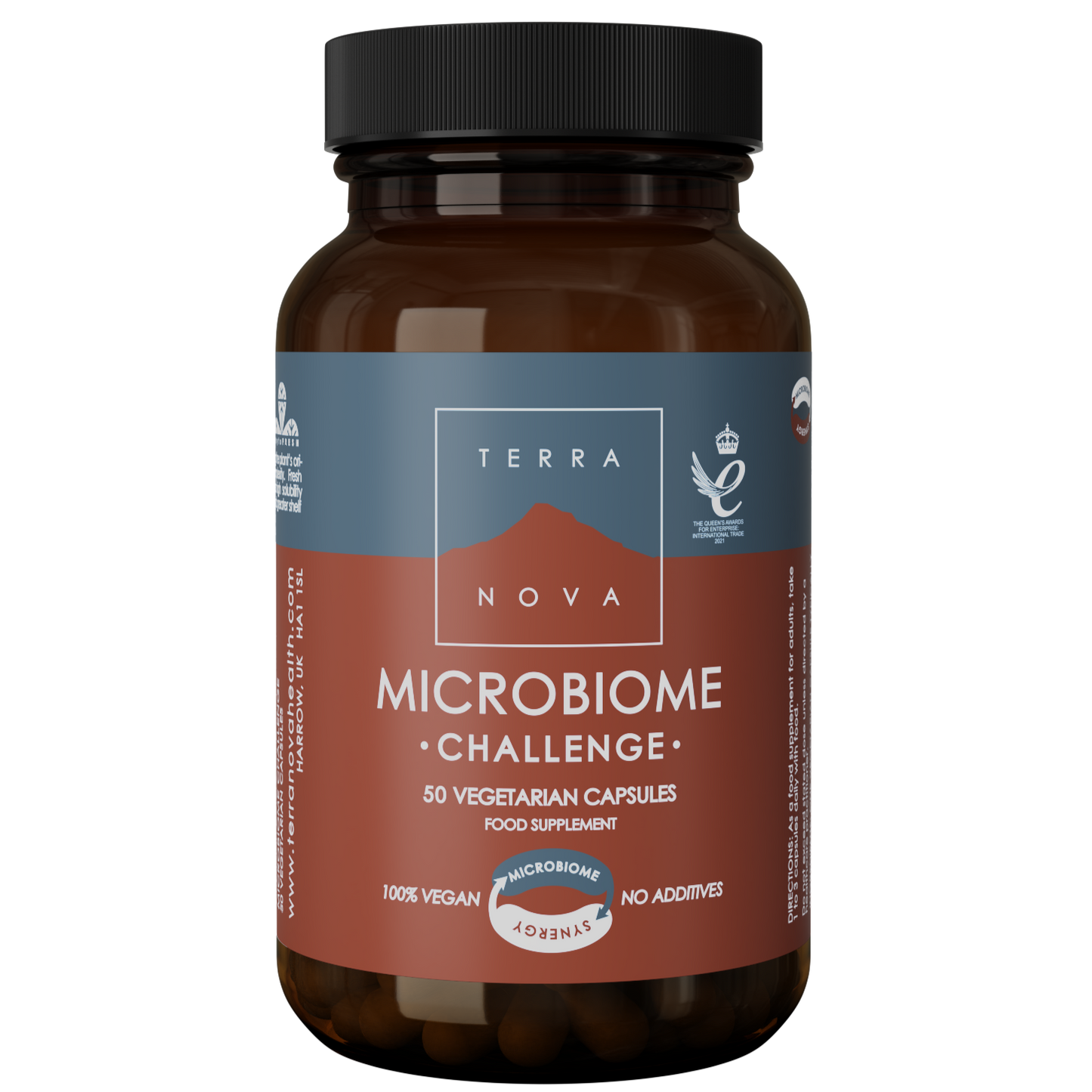Terranova Microbiome Challenge; tumma, lieriömäinen pullo mustalla korkilla ja pääosin ruskealla rungolla; pullo lasia tai muovia mattapinnalla; etiketissä teksti ”TERRANOVA Microbiome Challenge, 50 vegetarian capsules, 100% vegan, no additives, food supplement” lihavoiduin fontein ja pelkistetyllä asettelulla; ei ihmisiä tai käsiä näkyvissä; tausta tasainen valkoinen.