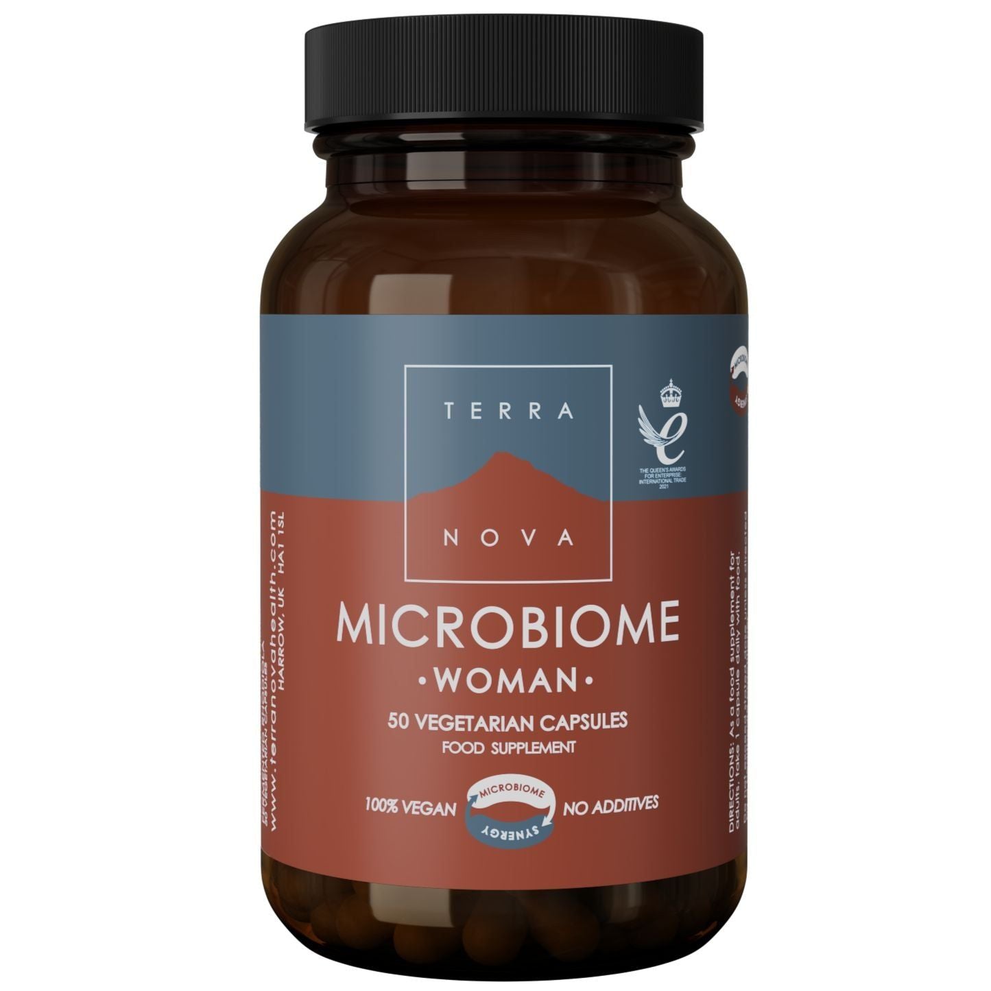 Terranova Microbiome Woman; ruskea pullo Terra Nova Microbiome Woman -kasviskapseleita, etiketissä brändäystä ja ravintolisätietoa, mukaan lukien 50 kapselia, 100 % vegaaniset ainesosat ja ei lisäaineita; pullo mattapinnalla ja musta kierrekorkki; etiketti pääosin vaaleanpunainen ja valkoinen modernilla tikkukirjasintekstillä; kuva tasaisella valkoisella taustalla ilman ihmisiä tai esineitä.