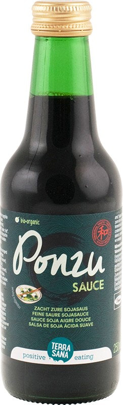 Terrasana Luomu Ponzu Soijakastike; pullo luomuponzukastiketta vihreällä korkilla ja tummanvihreällä etiketillä, valko-keltaista tekstiä; pullo on sylinterinmuotoinen lasia kiiltävällä pinnalla; etiketissä korostetaan luomuainesosia ja näkyy pieni lautanen ruokaa kuvituksena; kirjasin on lihavoitu brändinimessä, groteski muussa tekstissä; tausta yksivärinen valkoinen, tuote keskellä, ei ihmisiä tai rekvisiittaa näkyvissä.