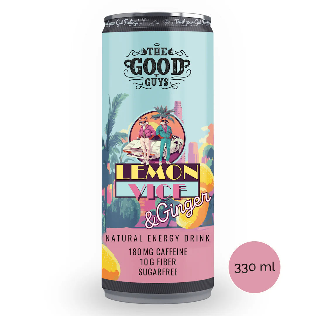 The Good Guys Natural Energy Drink Lemon Vice & Ginger; 330 ml:n tölkki luonnollista energiajuomaa, eloisin trooppisin kuvituksin, sisältää 180 mg kofeiinia, 10 g kuitua ja on sokeriton; metallitölkki on sylinterinmuotoinen mattapinnalla ja monivärisin painetuin designein; lihavoitu groteskiteksti esittää tuotenimen ja tärkeimmät ravintoarvot etuetiketissä; tausta valkoinen, ei ihmisiä tai käsiä näkyvissä kuvassa.