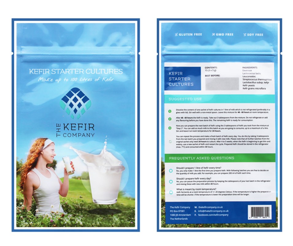 The Kefir Company Kefiiri Hapate, sinisen kefiirihapatepakkauksen etu- ja takaosa, kuvituksena nainen juomassa kefiirilasillista ulkona; pakkaus mattapintainen pyöristetyin kulmin; luettavissa tuotetietoja, käyttöohjeita, usein kysyttyjä kysymyksiä, ainesosaluetteloja sekä tietoa elävistä kannoista; teksti antiikva- ja groteskifontein valkoisena ja tummansinisenä; pääkuvassa valkoinen ulkotausta.