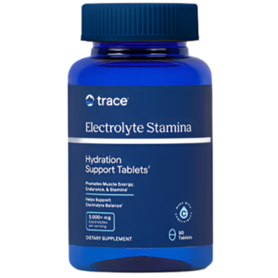 Trace Minerals Electrolyte Stamina; sininen sylinterinmuotoinen muovipullo kierrekorkilla, pinta kiiltävä; etiketissä pääosin valkoista ja sinistä väriä ja groteskikirjasin tekstille ”trace Electrolyte Stamina Hydration Support Tablets”; etikettiteksti mainitsee 90 tablettia, kukin 1000 mg, tuote lihasenergian, kestävyyden ja sitkeyden tueksi tasapainoisten elektrolyyttien avulla; valkoinen tausta, ei ihmisiä tai toimintaa näkyvissä.