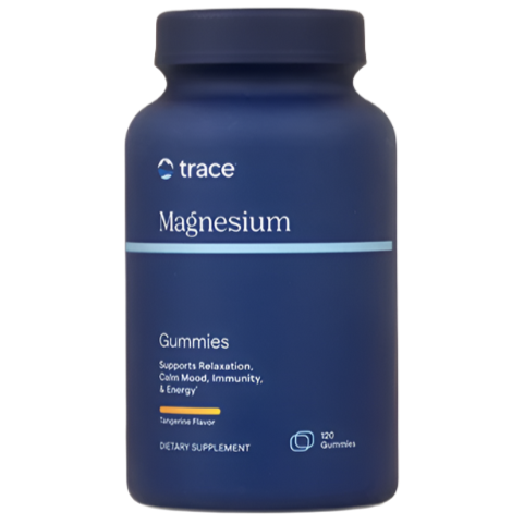 Trace Minerals Magnesium Gummies Watermelon; sininen muovipullo kiiltäväpinnalla, sylinterinmuotoinen, valkoinen kierrekorkki; etupuolen etiketissä lukee ”trace Magnesium Gummies” lihavalla groteskilla, alla pienempää tekstiä; pullo ilmoittaa sisältävänsä 120 mandariininmakuista purukumia; tausta vaalea ja yksivärinen; ei ihmisiä tai käsiä näkyvissä; sininen pullo sisältää 120 mandariininmakuista purukumia, joiden tarkoitus on tukea rentoutumista, mielialaa, vastustuskykyä ja energiaa.