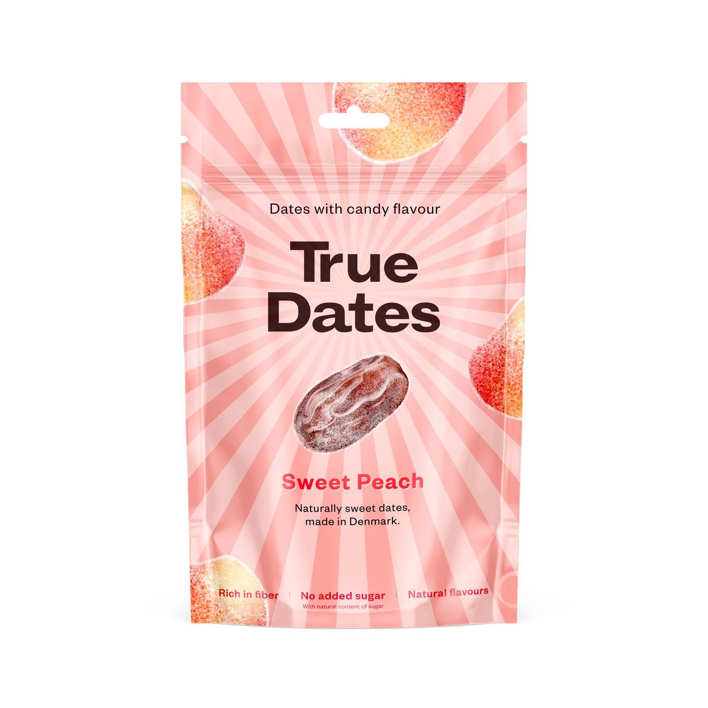 Vaaleanpunainen uudelleensuljettava True Dates Sweet Peach -pussi, jossa kuvia sokeroiduista persikkaviipaleista ja taatelihedelmästä; pakkauksessa korostetaan taateleita makeisen makuisina, ei lisättyä sokeria, runsaasti kuitua ja luonnollisia makuaineita; pinta mattainen joustavaa muovia; pussi seisoo pystyssä tuotetiedot etusivulla selkeällä groteskikirjasimella; tausta yhtenäisen valkoinen, ei ihmisiä tai rekvisiittaa näkyvissä, keskitetty kuva edestä.