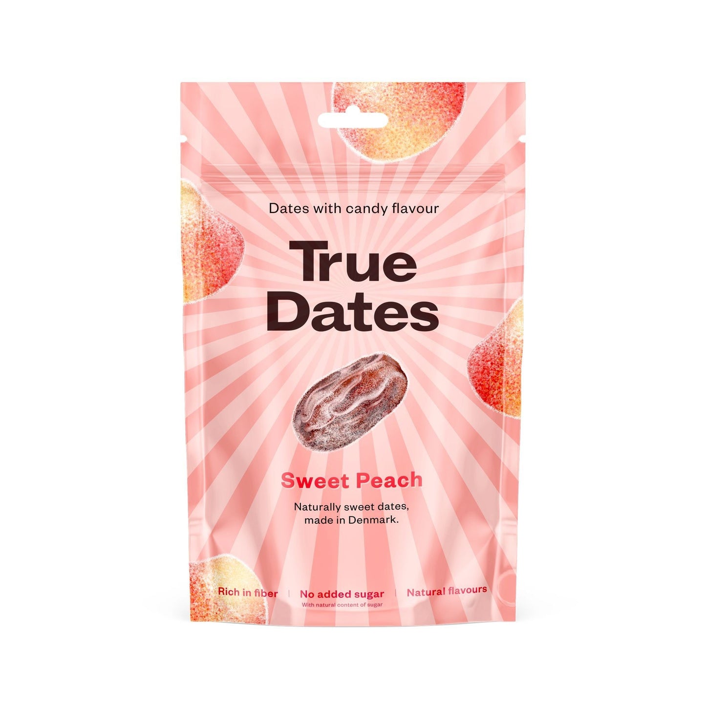 True Dates Makea Persikka; vaaleanpunainen uudelleensuljettava pussi, etupuolella kuvia sokeroiduista persikkaviipaleista ja taatelista; pakkauksessa mainitaan karkkimainen maku, ei lisättyä sokeria, runsaskuituinen ja luonnolliset aromit; mattapintainen joustava muovi, pystyssä seisova pakkaus, selkeä pääteviivaton teksti; valkoinen tausta, ei ihmisiä tai rekvisiittaa.