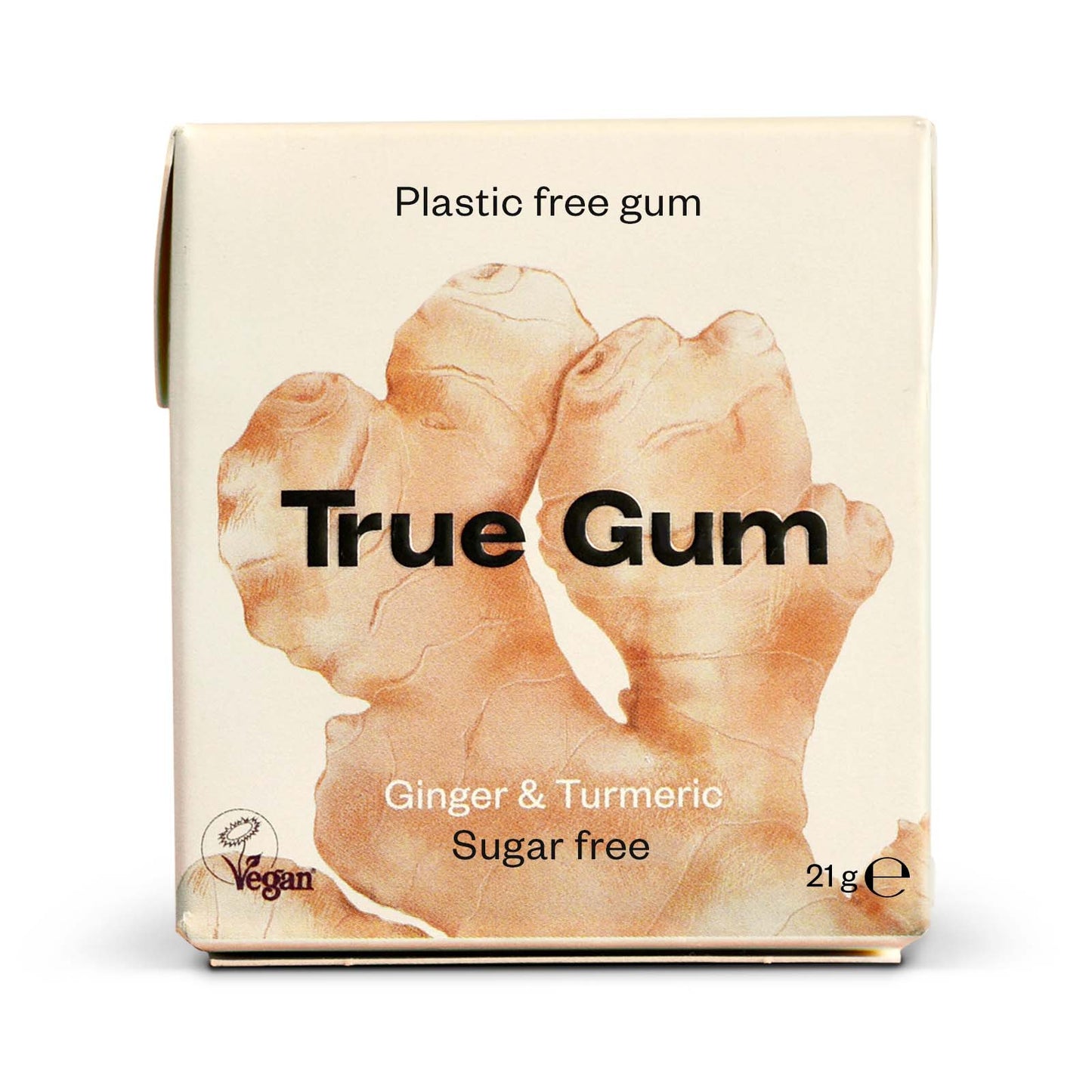 True Gum -pakkaus muoviton purukumi, inkivääri- ja kurkumamaku, sokeriton, 21 g; suorakaiteen muotoinen pahvipakkaus mattapinnalla valkoisella pohjalla; etusivulla väriläinen kuvitus viipaloidusta inkiväärinjuuresta ja vihreistä lehdistä; musta groteskiteksti sisältää tuotenimen, maun, merkinnän sokeriton, painon ja tekstin muoviton purukumi; pieni vegaanisymboli yhdessä kulmassa; ei ihmisiä tai käsiä näkyvissä; tasainen tausta, suoraan edestä kuvattu.