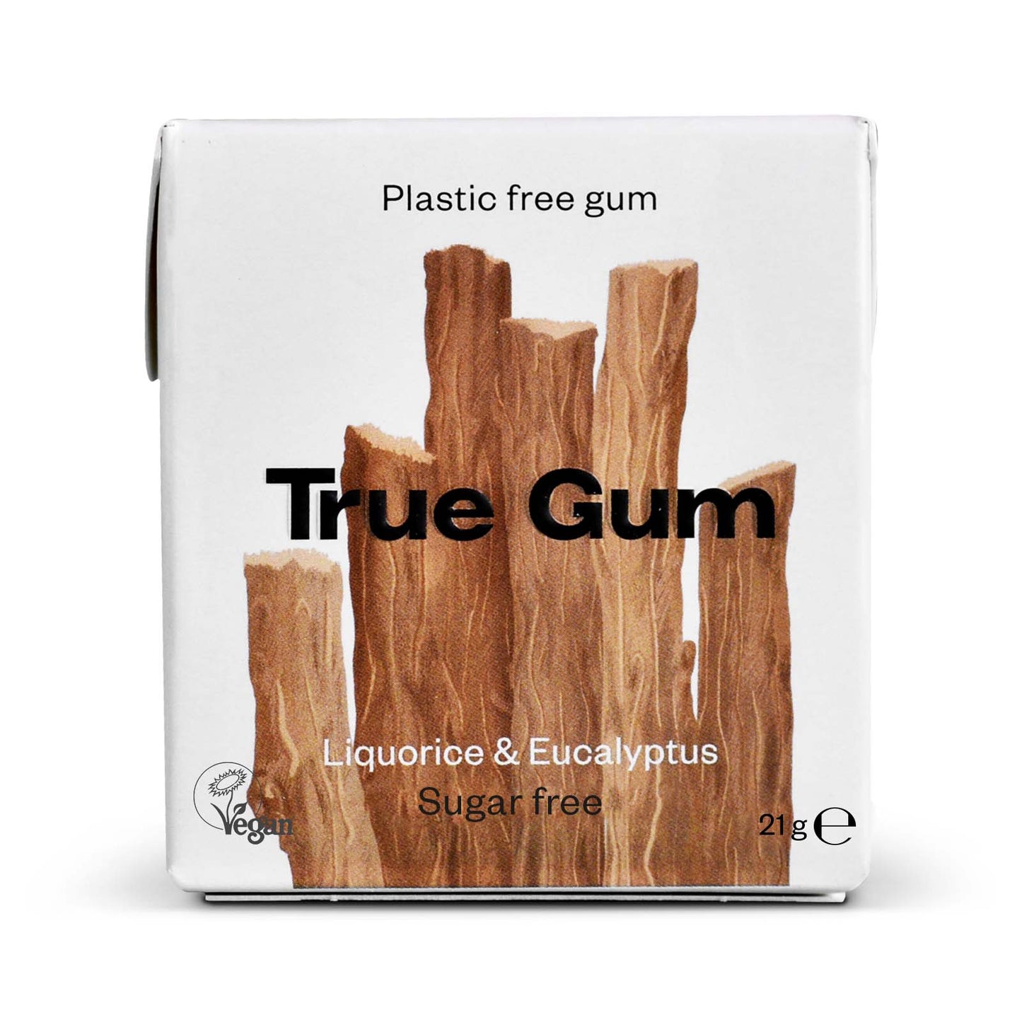 Pieni valkoinen True Gum -pakkaus mattapinnalla, jossa tyylitellyt lakritsitikkujen ja eukalyptuksenlehtien kuvitukset; groteskikirjasimella etiketissä lukee muoviton purukumi, True Gum, Lakritsi & Eukalyptus, sokeriton; vasemmassa alakulmassa vegaanisertifikaattimerkki; pakkaus kuvattu yksinkertaisella taustalla, ei ihmisiä näkyvissä.