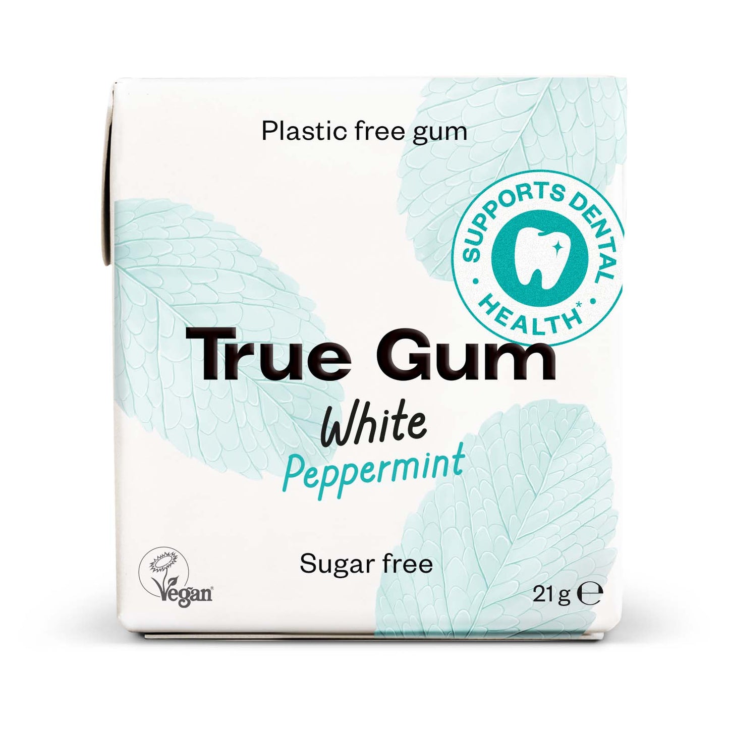 True Gum White Piparminttu -pakkaus; suorakaiteen muotoinen pahvipakkaus mattavalkoisella pinnalla, etusivulla vihreitä minttulehtikuvituksia; lihavoitu musta groteskikirjasin kertoo brändin ja tuotetiedot, pienempi teksti alla; etiketissä lukee muoviton, vegaaninen purukumi on sokeriton ja tukee hammasterveyttä, pakkauksen paino 21 g; vaalea tausta, ei ihmisiä tai rekvisiittaa kuvassa.