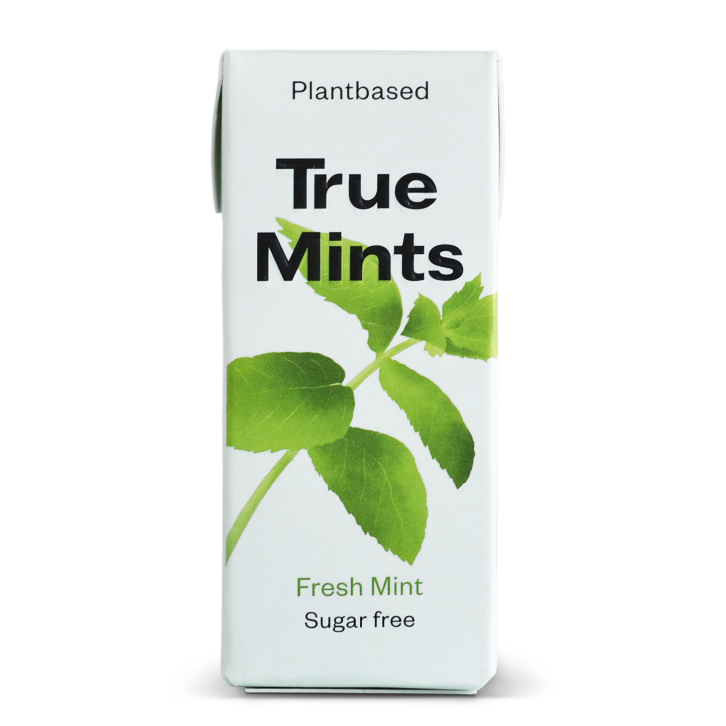 Valkoinen True Mints -pakkaus, jonka yläreunassa lukee Plantbased ja alareunassa Fresh Mint, Sugar free, etusivulla vihreä minttulehtigrafiikka; suorakaiteen muotoinen pakkaus mattapinnalla; teksti groteskikirjasimella, pääosin isoin kirjaimin; ei ihmisiä tai käsiä näkyvissä; tausta yksinkertainen, tuote kuvattu suoraan edestä; kasviperäinen tuote tarjoaa raikkaan minttumaun sokerittomana.