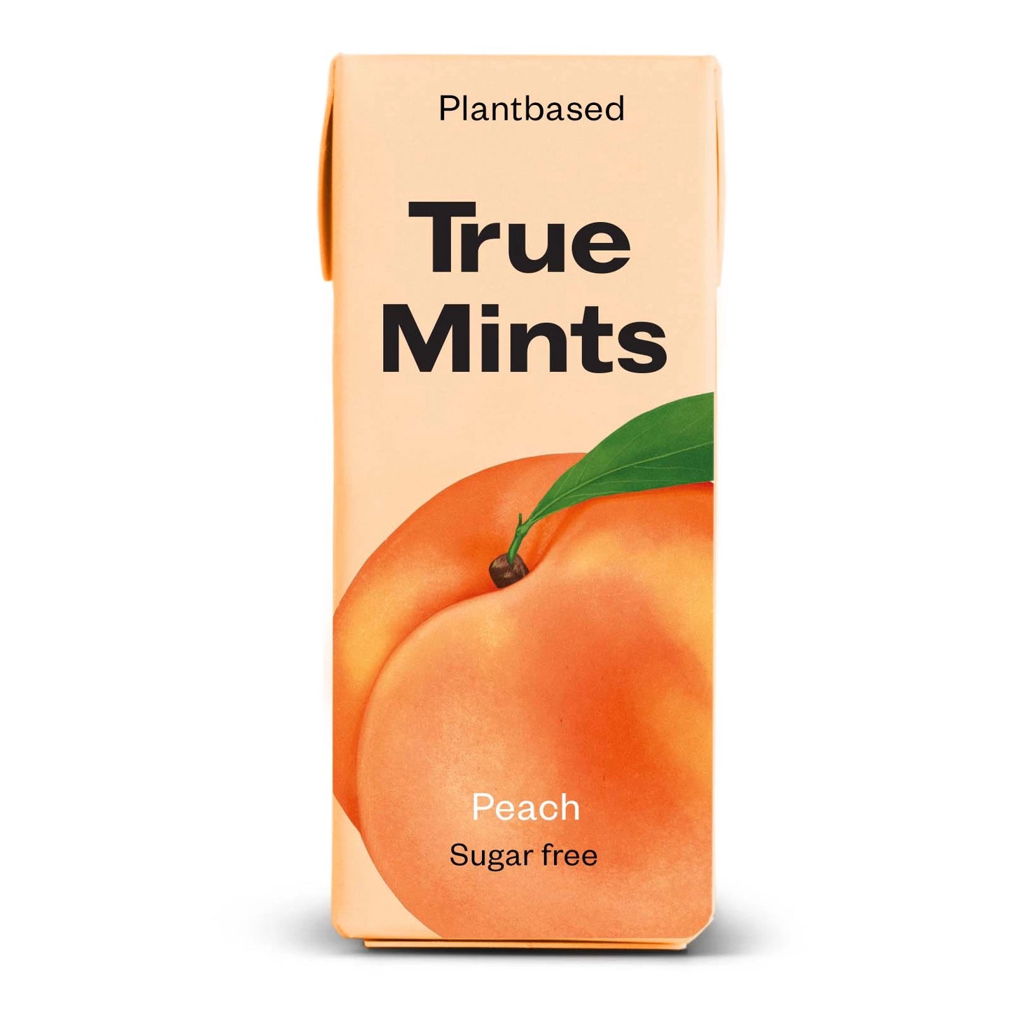 True Mints Ksylitolipastilli Persikka; suorakulmainen laatikko, jossa lukee Plantbased True Mints Peach Sugar free, etupuolella suuri persikka- ja vihreä lehtikuva persikanväristä taustaa vasten; pakkaus on mattapintainen terävin reunoin, etikettiteksti lihavalla groteskifontilla kontrastiväreissä korostuksen vuoksi; laatikko on kuvattu vaaleaa taustaa vasten suoraan edestä; ei ihmisiä tai käsiä näkyvissä.