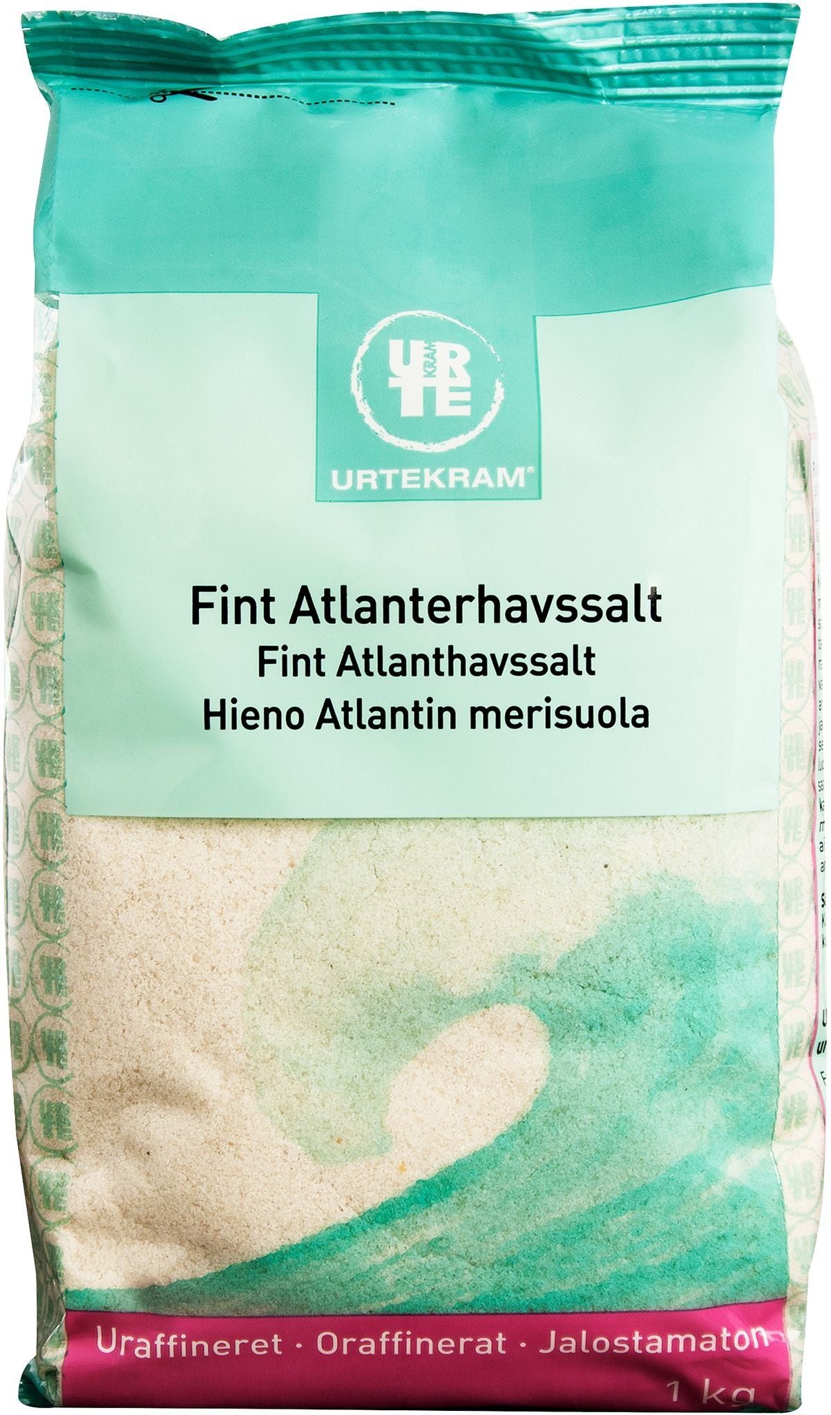 Urtekram Atlantin Merisuola Hieno, pussi hienolle Atlantin merisuolalle monikielisin merkinnöin ja sinivihreä aaltokuvio etusivulla; 1 kg pakkaus suorakulmainen mattapinnalla; brändi- ja tuotetiedot painettu selkeällä groteskitekstillä; tausta yksinkertainen ja siisti, ei ihmisiä eikä käsiä näkyvissä; laaja tuotekuva näyttää koko pakkauksen etuosan.