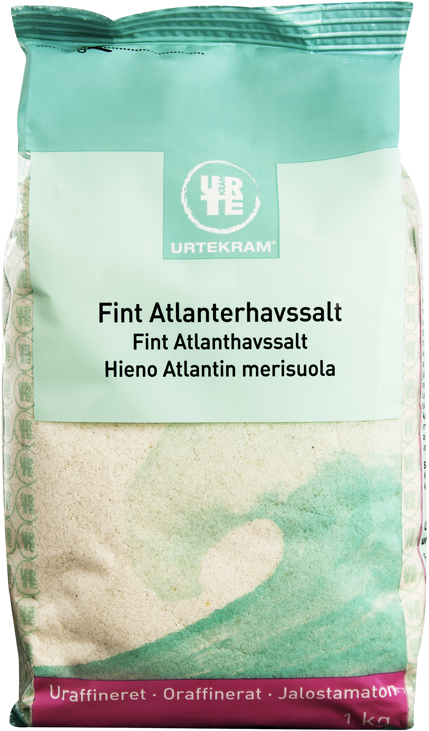 Urtekram Atlantin Merisuola Hieno, pussi hienolle Atlantin merisuolalle monikielisin merkinnöin ja sinivihreä aaltokuvio etusivulla; 1 kg pakkaus suorakulmainen mattapinnalla; brändi- ja tuotetiedot painettu selkeällä groteskitekstillä; tausta yksinkertainen ja siisti, ei ihmisiä eikä käsiä näkyvissä; laaja tuotekuva näyttää koko pakkauksen etuosan.