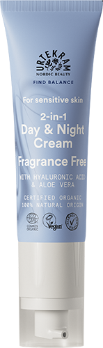 Urtekram Find Balance Fragrance Free Kasvovoide, tuubi 2-in-1-päivä- ja yövoiteelle herkälle iholle, tuoksuton, rikastettu hyaluronihapolla ja rauhoittavalla aloe veralla; sininen-valkoinen muovituubi mattapinnalla, pystyssä oleva muoto, tuotenimi lihavoidulla groteskifontilla; luomusertifikaattilogot näkyvissä pohjan lähellä; ei ihmisiä tai ympäristöä näkyvissä, tausta yksinkertainen.