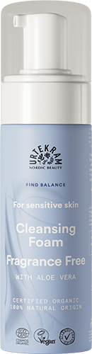 Urtekram Find Balance Fragrance Free Puhdistusvaahto, sininen pullo puhdistusvaahdolle herkälle iholle, tuoksuton, sisältää aloe veraa ja luomusertifikaatin, käytännöllinen pumppuannostelija; muovipullo mattapinnalla, sylinterimäinen ja valkoinen pumppu; yksinkertainen groteskityppinen etikettiteksti pääosin valkoisena ja vaaleansinisenä; tausta valkoinen, ei ihmisiä eikä esineitä näkyvissä, lähikuva tuotteesta.