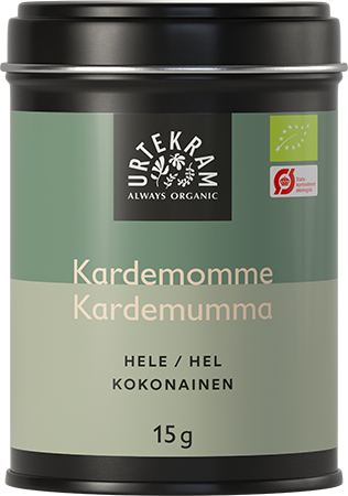 Urtekram Luomu Kardemumma, kokonainen, tölkki luomu-kokonaiselle kardemummalle, 15 g, vihreä-beige etikointi ja luomusertifikaattilogot etusivulla; tölkki sylinterimäinen mattahopeista metallia; etiketti groteskifontilla lihavoidulla tuotenimellä, vähäisin graafisin elementein ja selkein värilohkoin; ei ihmisiä eikä käsiä näkyvissä; tuote kuvattu valkoista taustaa vasten keskitettynä.