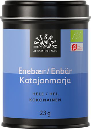 Urtekram Luomu Katajanmarja, kokonainen, 23 g tölkki luomukatajanmarjoille tanskaksi, ruotsiksi ja suomeksi merkittynä; sylinterimäinen metallitölkki mattapintainen tummansininen runko ja kiinteä musta muovikansi; valkoinen groteskiteksti antaa tuotetiedot ja painon; sertifikaattilogot painettu etusivulle; ei ihmisiä eikä käsiä näkyvissä, tausta neutraali, tuote keskitetty kuvaan.