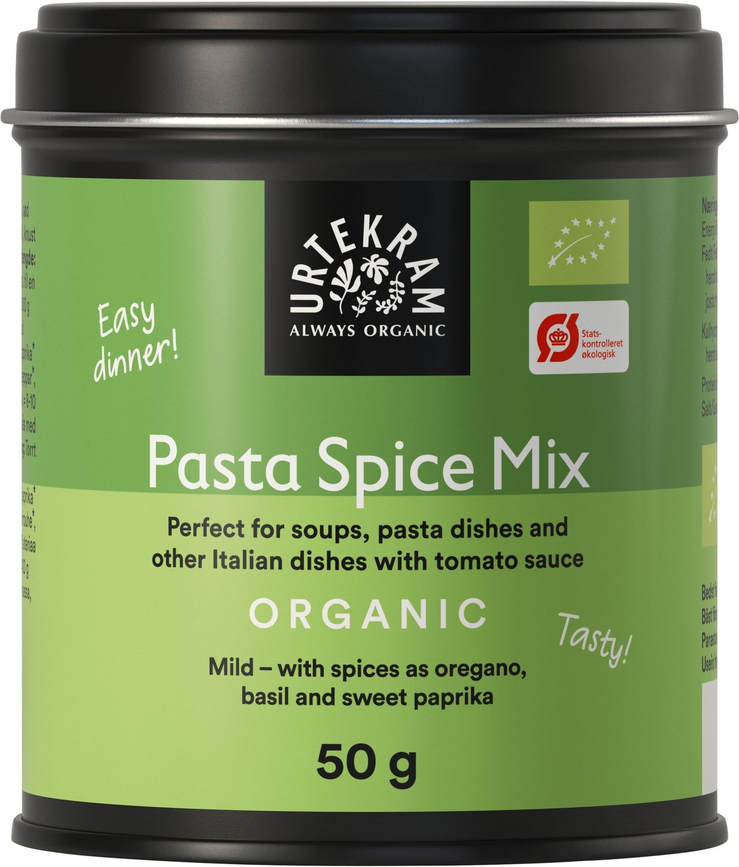 Urtekram Luomu Pasta mausteseos, 50 g astia luomupastamaustesekoitukselle, sisältää mietoa oreganon, basilikan ja makean paprikan sekoitusta; maukas seos sopii keitoille, pastalle ja tomaattipohjaisille italialaisille ruoille; astia sylinterimäistä kirkasta muovia vihreällä mattapintaisella kierrekannella; etusivun etiketissä brändinimi "Urtekram" lihavoiduin valkoisin groteskikirjaimin tummalla pohjalla, muu teksti pienempänä ja luettavana alla; tausta valkoinen ilman muuta rekvisiittaa tai ihmisiä.