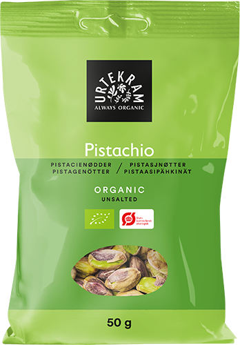 Urtekram Luomu Pistaasipähkinä, vihreä 50 g pussi luomu suolaamattomille pistaasipähkinöille, kuvituksena pistaasipähkinöitä ja sana "pistachio" usealla kielellä etusivulla; mattapintainen muovipakkaus, suorakulmainen pystyssä muoto tiivistetyin reunoin ja saumalla yläosassa; etiketti musta-valkoisella groteskitekstillä; valkoinen tausta, ei ihmisiä eikä toimintaa näkyvissä; tuotekuva suoraan edestä keskitettynä.