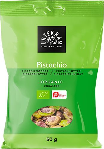 Urtekram Luomu Pistaasipähkinä, vihreä 50 g pussi luomu suolaamattomille pistaasipähkinöille, kuvituksena pistaasipähkinöitä ja sana "pistachio" usealla kielellä etusivulla; mattapintainen muovipakkaus, suorakulmainen pystyssä muoto tiivistetyin reunoin ja saumalla yläosassa; etiketti musta-valkoisella groteskitekstillä; valkoinen tausta, ei ihmisiä eikä toimintaa näkyvissä; tuotekuva suoraan edestä keskitettynä.