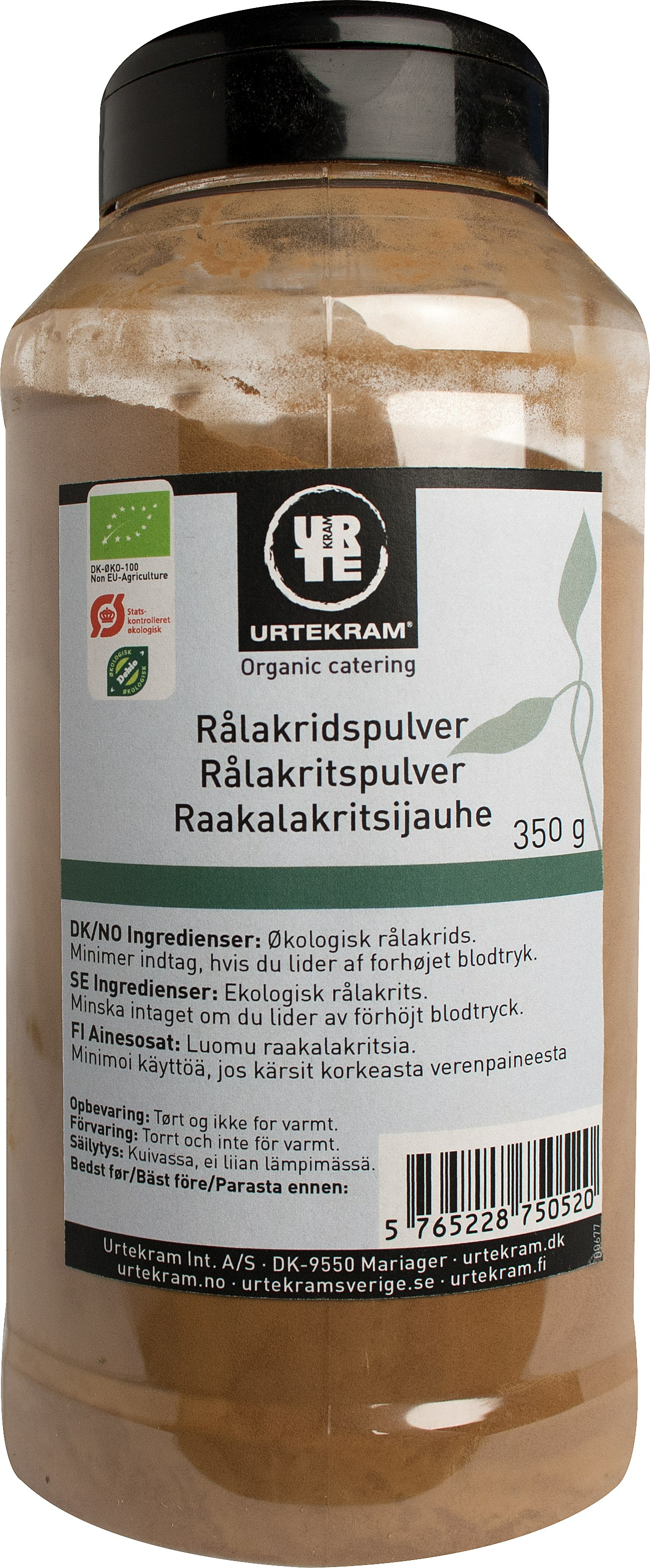 Urtekram Luomu Raakalakritsijauhe, purkki luomulakritsijauheelle monikielisin merkinnöin, ainesosin ja ravitsemussuosituksin etusivulla; sylinterimäinen muovipurkki mustalla mattapintaisella kierrekannella; etiketissä lohkomaista groteskitekstiä ja viivakoodi oikeassa alakulmassa; pakkaus ilmoittaa luomusertifikaattimerkinnät; tausta yksinkertainen ja neutraali, ei ihmisiä eikä käsiä näkyvissä.