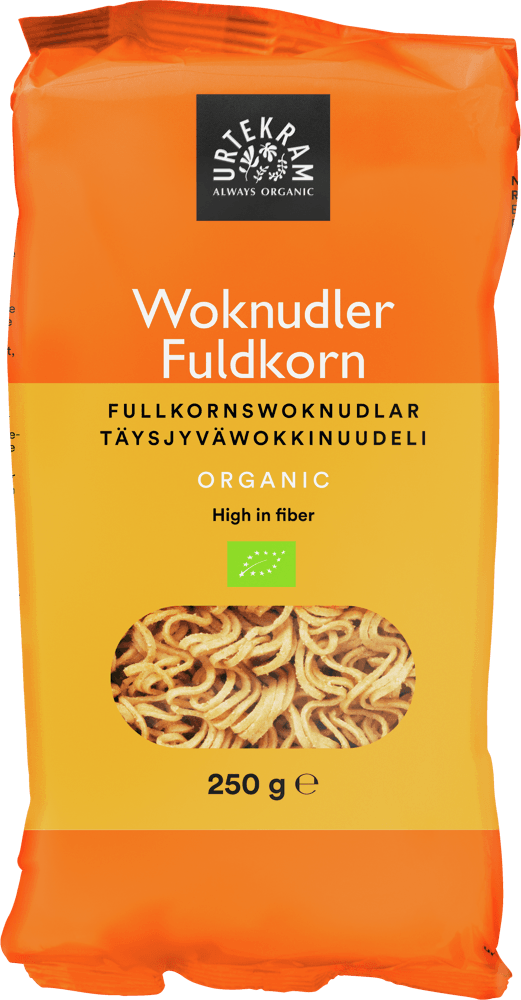 Urtekram Luomu Täysjyväwokkinuudeli; oranssi Urtekram-luomutäysjyväwokkinuudelipakkaus tekstillä Woknudler Fuldkorn, näyttää nuudelit kirkkaan ikkunan läpi; suorakulmainen pakkaus mattapinnalla, yksinkertainen musta ja valkoinen groteskiteksti kertoo 250 gramman painon, runsaan kuitupitoisuuden ja luomu-alkuperän; ei ihmisiä tai käsiä; tuote tasaista taustaa vasten.