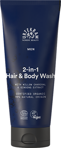 Urtekram Men 2in1 Hair & Body Wash, sininen tuubi hiusten ja vartalon pesuaineelle pajuhiilellä ja ginsenguutteella, luomu- ja vegaanimerkinnät, valmistettu 99-prosenttisesti luonnollisista ainesosista; tuubi pystyssä mattapinnalla ja pyöristetyllä korkilla, lihavoitua valkoista groteskitekstiä tuotenimelle, pienempää tekstiä lisätiedoille sekä etikettikuvakkeet näkyvissä; tausta valkoinen, ei ihmisiä eikä käsiä näkyvissä.