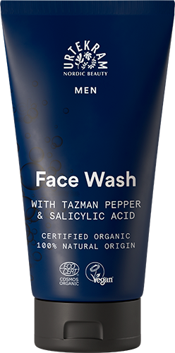 Urtekram Men Puhdistusgeeli, sininen mattapintainen muovinen puristustuubi tekstillä "Urtekram Nordic Beauty Men Face Wash"; etusivun etiketti valkoisella modernilla groteskifontilla, tuotenimi ja maininta tasmanpippurista sekä salisyylihaposta; sertifikaatit ja ainesosaväittämät korostettu; ei ihmisiä eikä käsiä näkyvissä; tausta valkoinen tasaisesti valaistuna, kuva suoraan edestä.