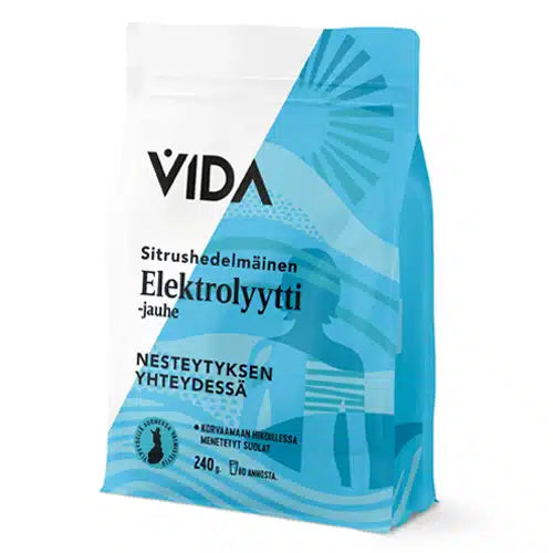 Vida Elektrolyyttijauhe Sitrushedelmäinen; sininen ja valkoinen pussi sitrushedelmäiselle elektrolyyttijauheelle, suomenkielinen teksti, aurinko ja säteitä sekä pullosta juovan henkilön siluetti; mattapintainen, suorakulmainen ja kuumasaumattu reunoiltaan; lihavoitu valkoinen ja sininen groteskiteksti, luettavissa "VIDA" ja tuotetiedot; vaalea tausta, keskitetty tuotekuva; pakkauksen sisältö 240 grammaa.