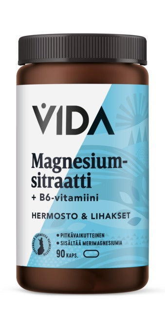 Ruskea muovipullo valkoisella kierrekorkilla, pinta mattainen. Etiketti on sininen ja valkoinen, lihavoidulla pääteviivattomalla tekstillä: VIDA Magnesiumsitraatti + B6-vitamiini. Siinä ilmoitetaan 90 kapselia ja luetellaan keskeiset ainesosat. Ihmisiä tai käsiä ei näy. Pelkistetty tausta, tuote keskitettynä kuvassa. Pullo tukee hermostoa ja lihaksia magnesiumin avulla.