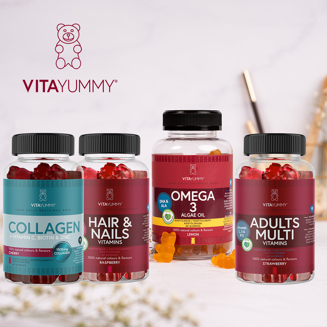 VitaYummy Omega 3, maku Lemon; neljä VITAYUMMY-purutablettipulloa pystyssä mattavalkoisella alustalla; pullot läpinäkyvää muovia värikkäin etikettein ja pyöristetyin kansin; jokaisessa etiketissä lihavoitu groteskifontti; erilaisia purutabletteja hajautettuna pullojen eteen; tausta pehmeästi epätarkka ja neutraali; ei ihmisiä tai käsiä.
