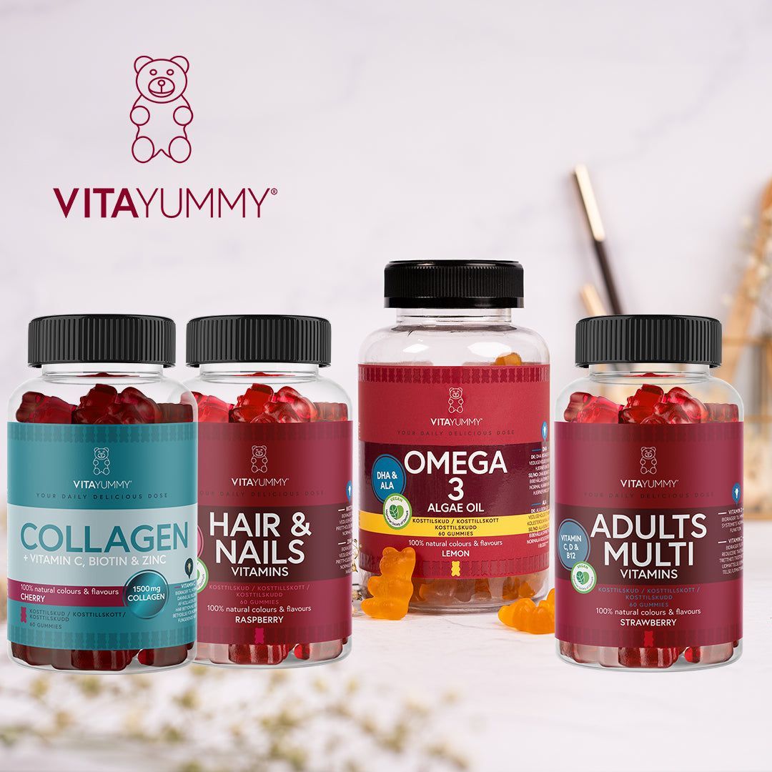VitaYummy Collagen, maku Cherry; neljä VitaYummy-purutablettipulloa esillä valkoisella alustalla; jokainen pullo lieriömäinen, kirkasta muovia värikkäin kansin; etiketeissä tuotenimet Collagen, Hair & Nails, Omega 3 ja Adults Multi lihavoidulla groteskifontilla; hedelmänmuotoisia eriväreisiä purutabletteja hajautettuna pullojen ympärille; ei ihmisiä tai käsiä.