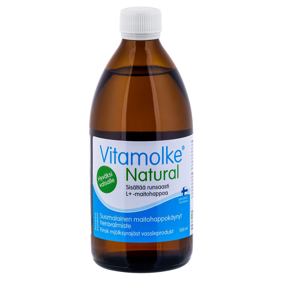 Vitamolke Natural -pullo; ruskea, mattapintainen ja sylinterimäinen muovipullo valkoisella kierrekorkilla; etiketissä teksti "Vitamolke Natural", suomenkielistä lisätekstiä sekä sinivihreä geometrinen kuvioelementti tekstausvapaalla kirjasimella; kuvattu hyvin valaistua, yksiväristä taustaa vasten ilman ihmisiä tai käsiä.