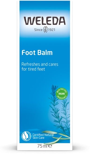 Weleda Foot Balm -pakkaus, 75 ml, sininen mattapintainen suorakulmainen rasia, valkoinen groteskiteksti ja tyylitelty kasvikuvitus; sertifioidun luonnonkosmetiikan ja luomuainesosien merkit
