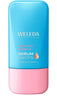 Weleda Hyaluronic Moisture Serum Drops -pullo: sininen ja pinkki pullo valkoista taustaa vasten, väri häivähtää pinkistä siniseen pullon alaosaa kohti; kiiltävä muovipinta, sylinterimäinen muoto; etiketissä valkoinen lihavoitu versaalikirjoitus tuotenimelle ja maininta lumisienestä kosteutusaineena; kuva otettu suoraan edestä, ei ihmisiä tai käsiä näkyvissä.