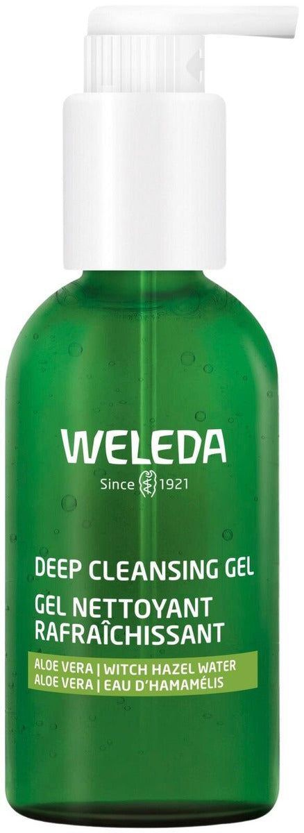 Vihreä Weleda Deep Cleansing Gel -pumppupullo, tekstiä englanniksi ja ranskaksi, sisältää rauhoittavaa aloeveraa ja raikastavaa taikinapensasvettä; pullo läpinäkymätöntä vihreää muovia kiiltäväpinnalla, korkea suorakaiteen muotoinen pyöristetyin reunoin; yksinkertainen valkoinen groteskiteksti etiketissä, brändinimi näkyvästi yläosassa; tuote kuvattu valkoisella taustalla ilman ihmisiä tai rekvisiittaa.