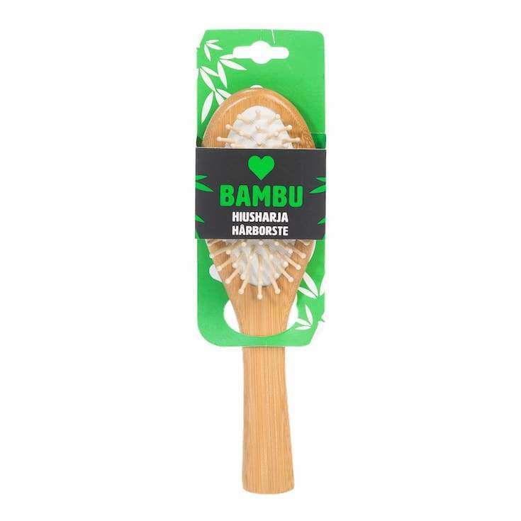 BAMBU HIUSHARJA -bambuhiusharja valkoisin harjaksin, esillä vihreässä pakkauksessa tekstillä "BAMBU HIUSHARJA HÅRBORSTE"; kahva vaaleaa puuta mattaviimeistelyllä, harjakset aseteltu soikeaan kuvioon; vihreässä pakkauksessa lihavoitua tekstausvapaata kirjasinta; tuote yksinkertaista taustaa vasten, ei ihmisiä tai käsiä näkyvissä kuvassa.